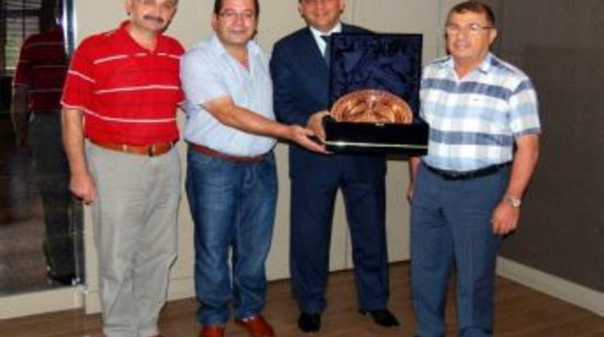 İmamı Azam Camii Derneğinden Başkan Fadıloğlu&rsquo;na Plaket