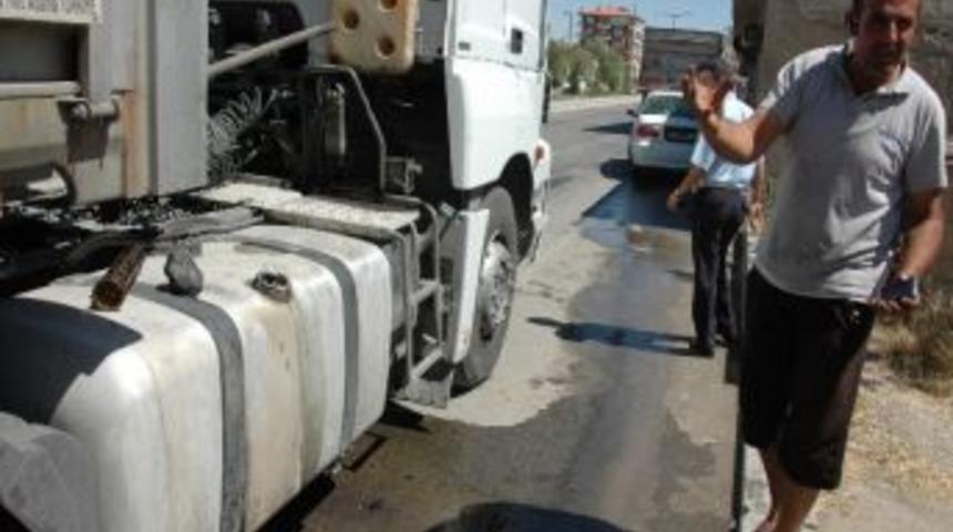 Fırlayan R&ouml;gar Kapağı Tır'a &Ccedil;arptı