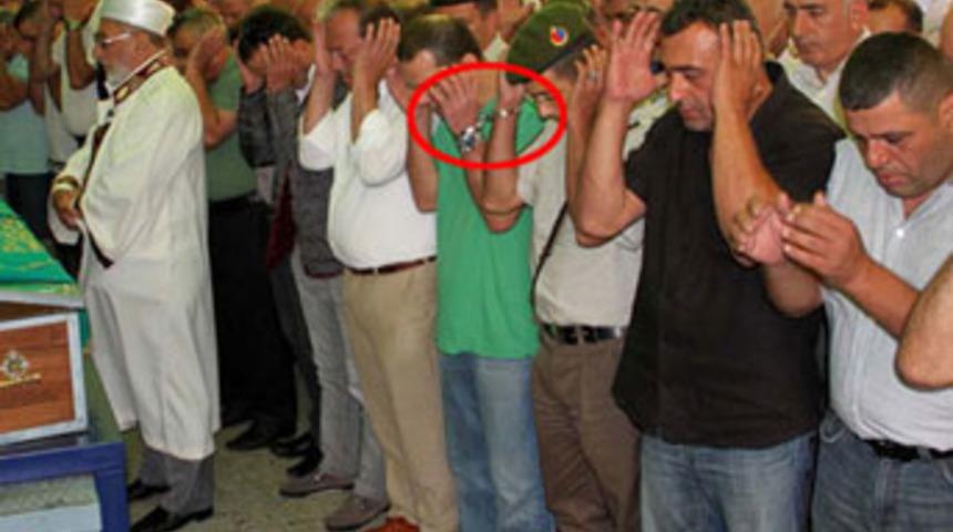 Babasının cenaze namazını kelepçeyle kıldı