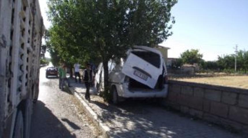 Minib&uuml;s Ağa&ccedil;la Duvar Arasına Sıkıştı