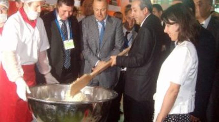 Tarım Bakanı Eker Helva Yoğurmak İ&ccedil;in Kolları Sıvadı