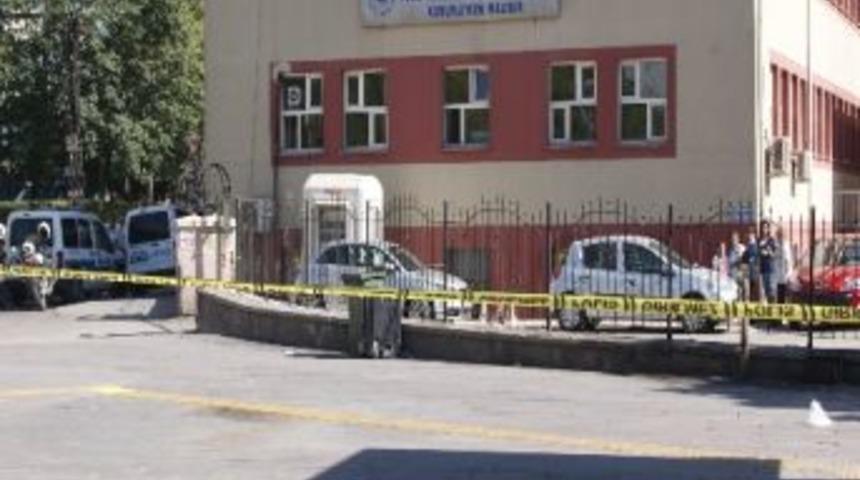 Hastane &Ouml;n&uuml;ndeki Ş&uuml;pheli Valiz Polisi Alarma Ge&ccedil;irdi