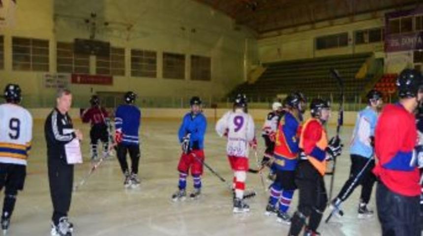 Hokeyciler S&uuml;per Lige Bileniyor