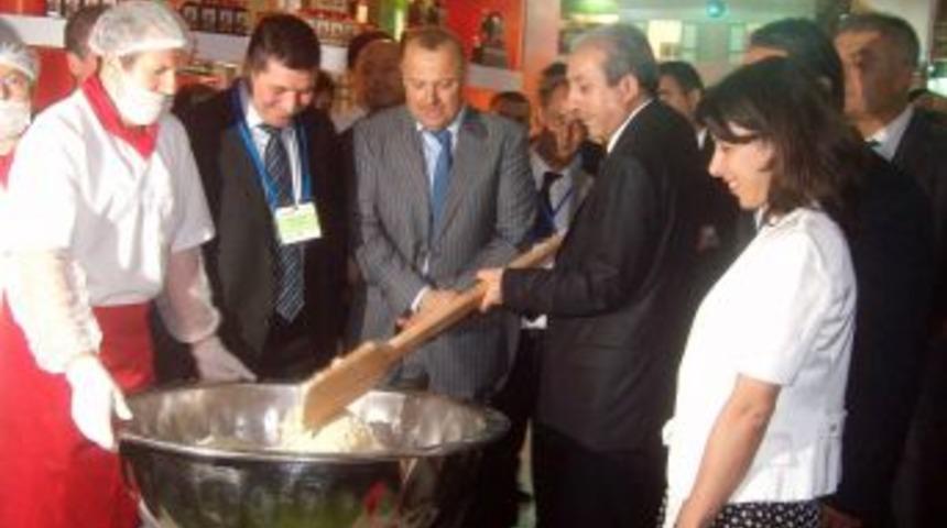 Bakan Eker, Eline K&uuml;rek Alıp Helva Yoğurdu