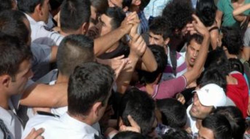 Eskişehir'de Eylem Yapan &Uuml;niversite &Ouml;ğrencilerine &Ccedil;evik Kuvvet Polisi Biber Gazı Ve Tazyikli Suyla M&uuml;dahale Etti