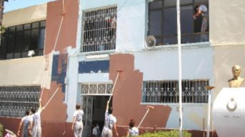 &Uuml;niversite &Ouml;ğrencileri Okul Boyuyor