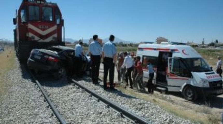 Y&uuml;k Treni Otomobile &Ccedil;arptı: 3 Yaralı