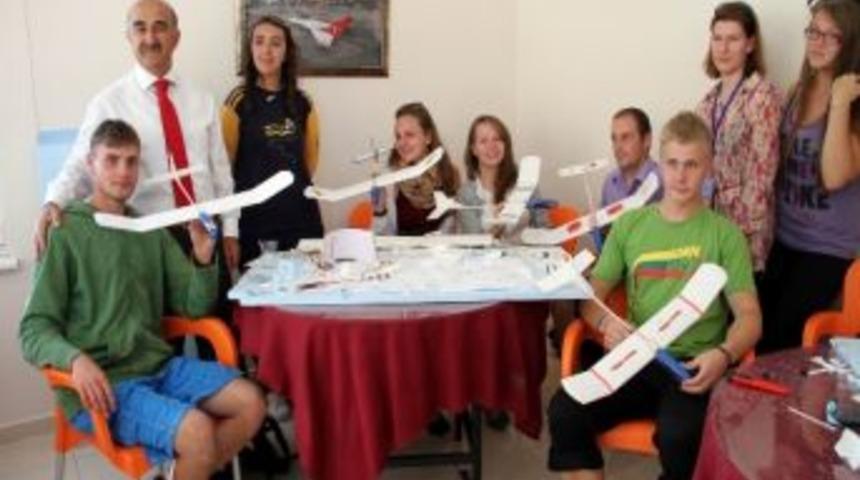 Avrupalı Gen&ccedil;ler Model U&ccedil;ak Yapmayı &Ouml;ğrendi