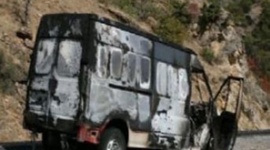 PKK ara&ccedil; yakıp 2 kişiyi ka&ccedil;ırdı