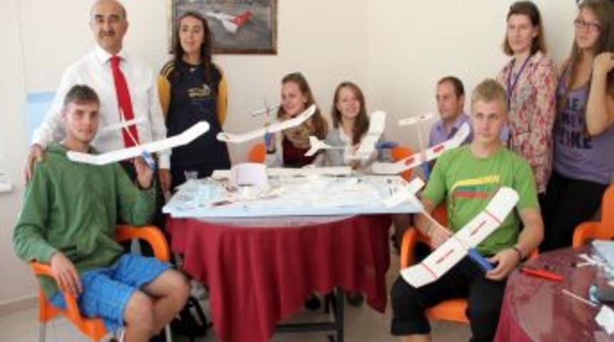 Avrupalı Gen&ccedil;ler Model U&ccedil;ak Yapmayı &Ouml;ğreniyor