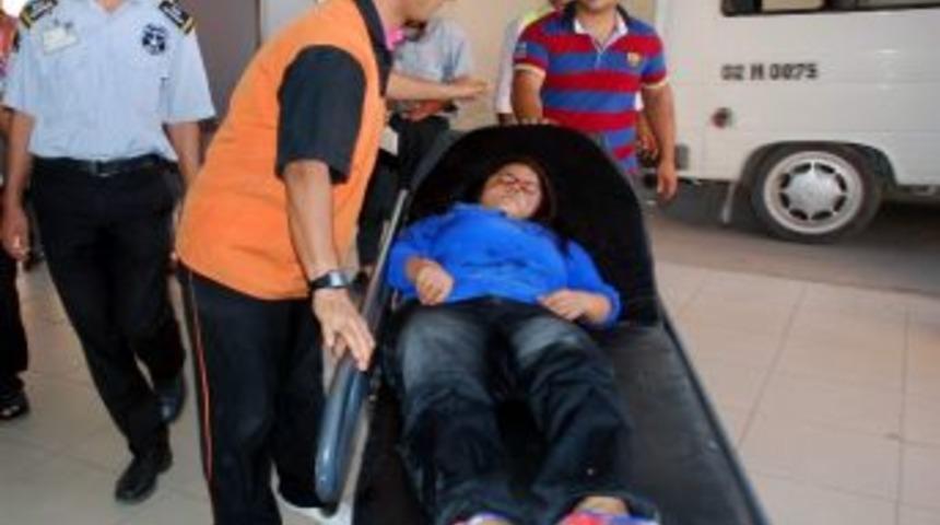 Otomobilin &Ccedil;arptığı Gen&ccedil; Kız Yaralandı