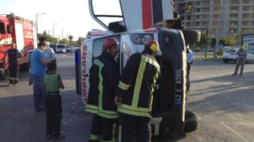 Kamyonet Ambulansa &Ccedil;arptı: 3 Yaralı