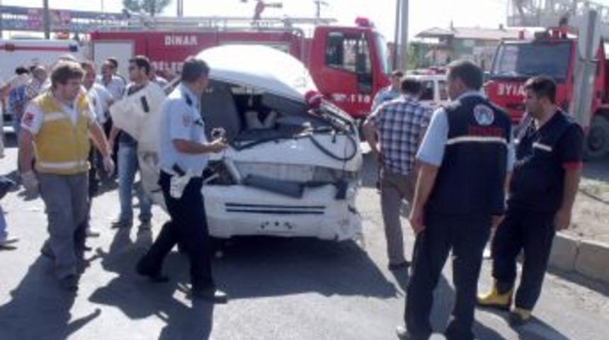 Dinar&rsquo;da Trafik Kazası: 4 Yaralı