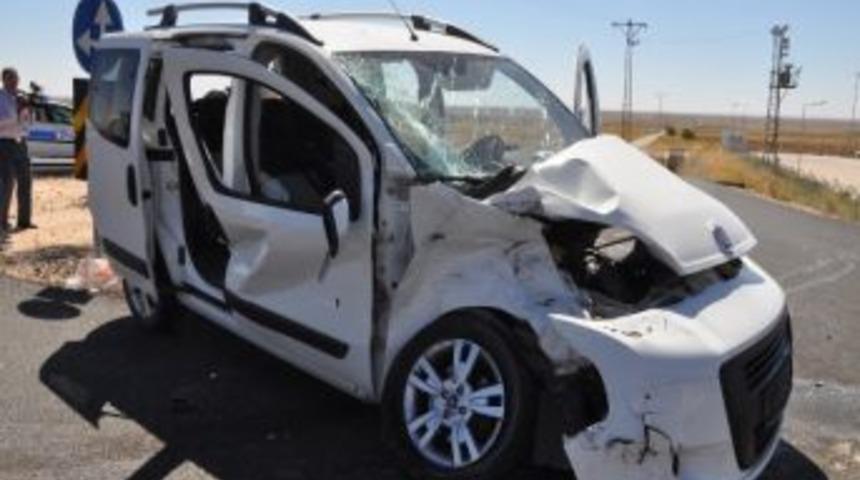 Tır İle Otomobil &Ccedil;arpıştı: 3 Yaralı