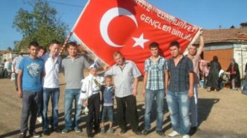 Akbaş K&ouml;y&uuml;&rsquo;nde İpek Bayrak Geleneği