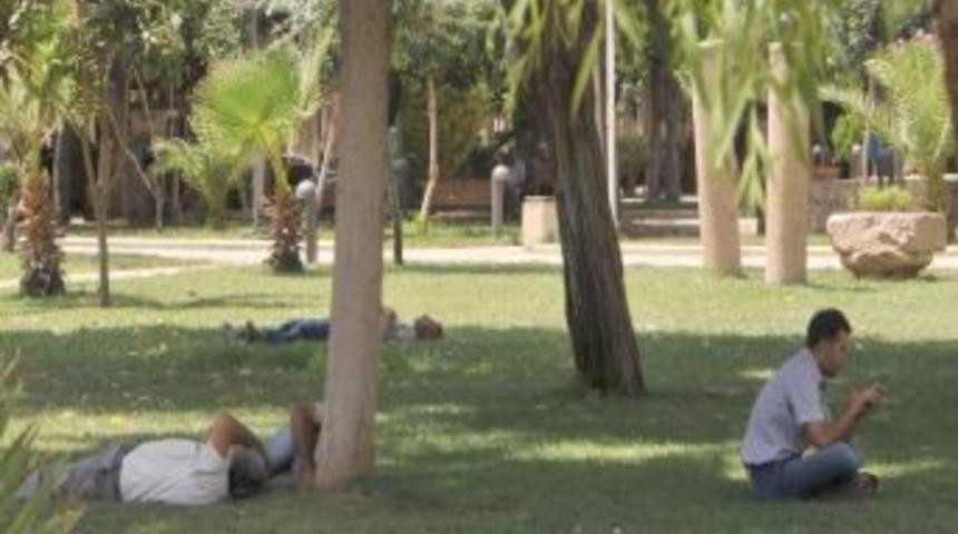 Şanlıurfa&rsquo;da Sıcak Havalar Etkisini S&uuml;rd&uuml;r&uuml;yor