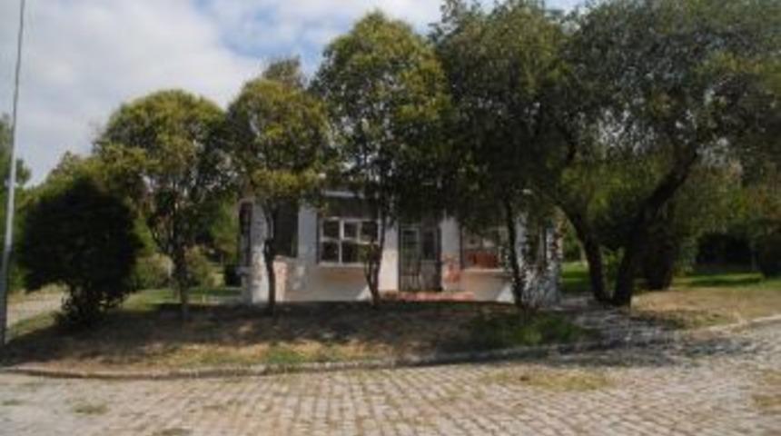 Park İ&ccedil;indeki Metruk Bina Vatandaşları Korkutuyor