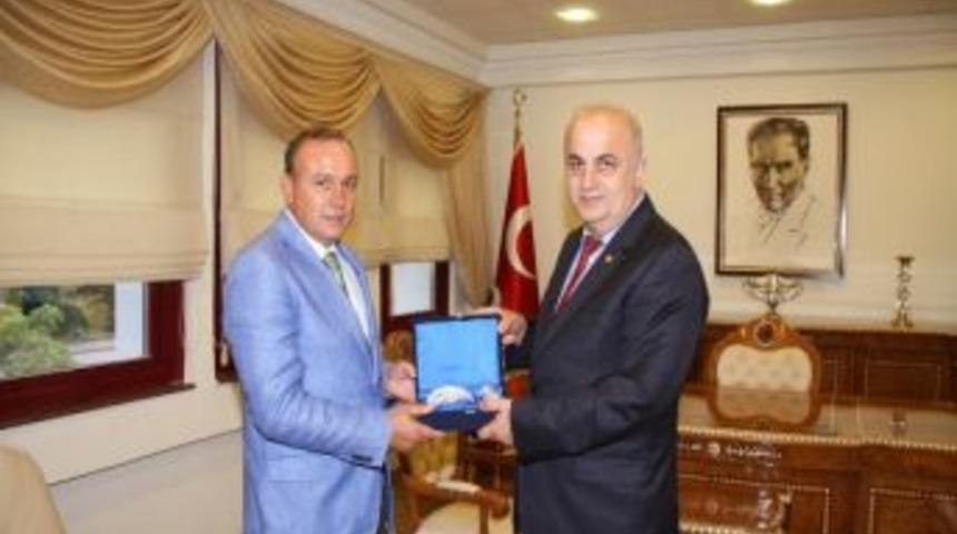 Trabzon Valisi Kızılcık'tan Rekt&ouml;r Baykal'a Ziyaret