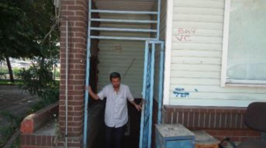 11 yıldır umumi tuvalette yaşıyor