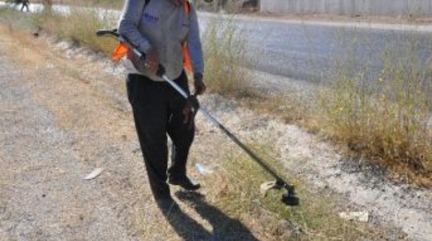 Karayolları Ekipleri Yollarda &Ccedil;evre Temizliği Yapıyor