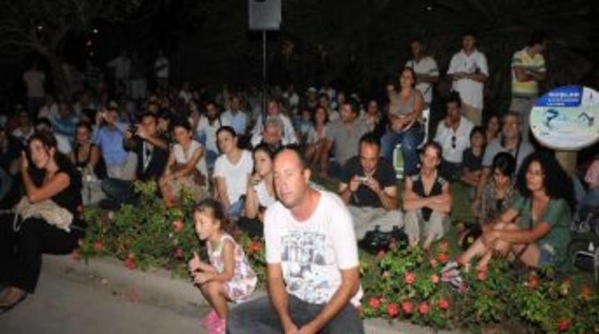&Ouml;zg&uuml;r Mikrofon'da H&uuml;z&uuml;nl&uuml; Gece