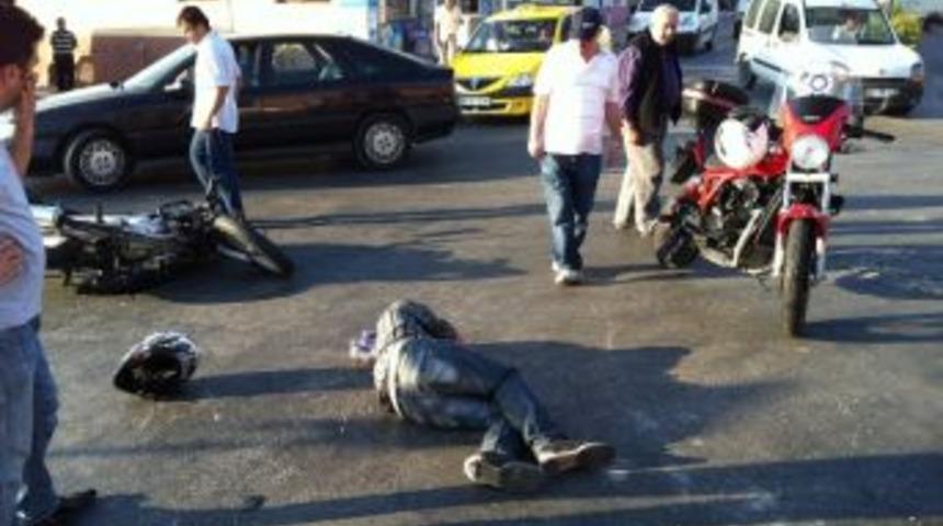Motosikletle Otomobil &Ccedil;arpıştı: 1 Yaralı
