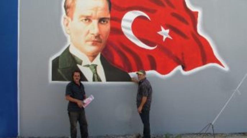 Cumhuriyet Parkına Dev Atat&uuml;rk Portresi Ve T&uuml;rk Bayrağı