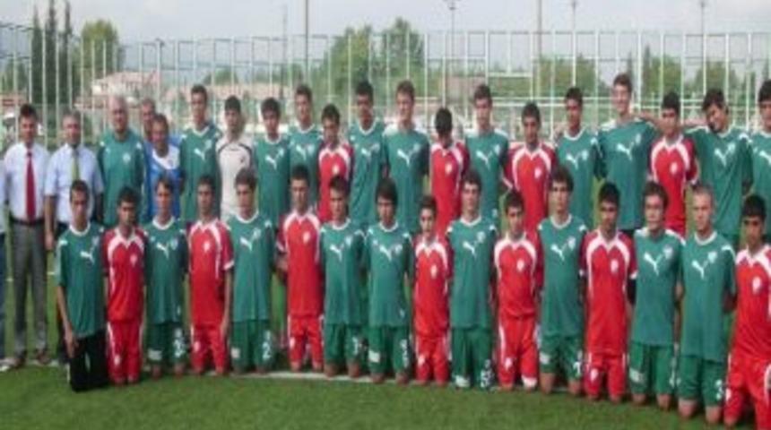 Domates Toplarken Futbolculuk Hayalini Ger&ccedil;ekleştirdi