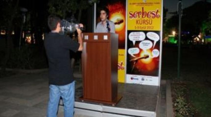 Fuarda Serbest K&uuml;rs&uuml;ye &Ccedil;ıkan 'konuşuyor'