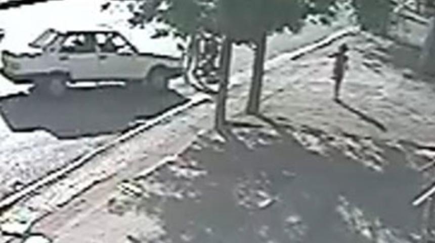 Anne ve pusetteki bebeğine b&ouml;yle &ccedil;arptı