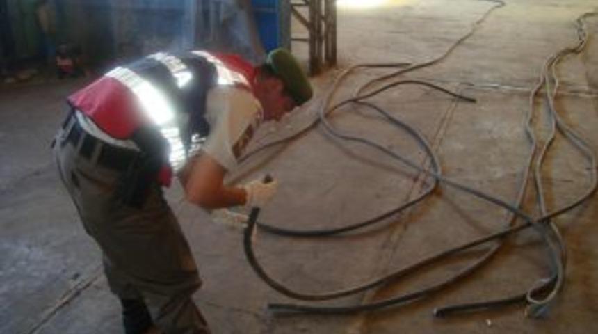 Fabrikadan Bakır Kabloları &Ccedil;almaya &Ccedil;alışanlara Jandarma Su&ccedil;&uuml;st&uuml; Yaptı