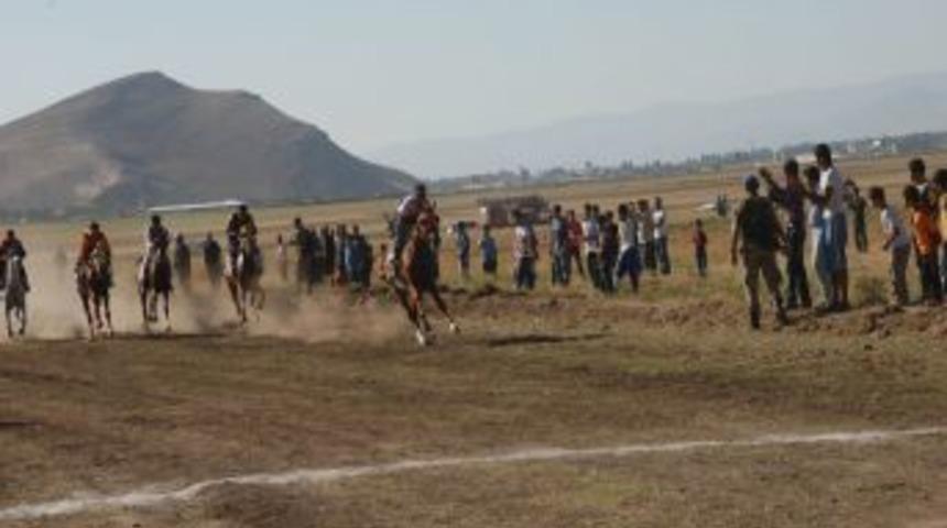 Muş&rsquo;ta Geleneksel At Yarışları D&uuml;zenlendi