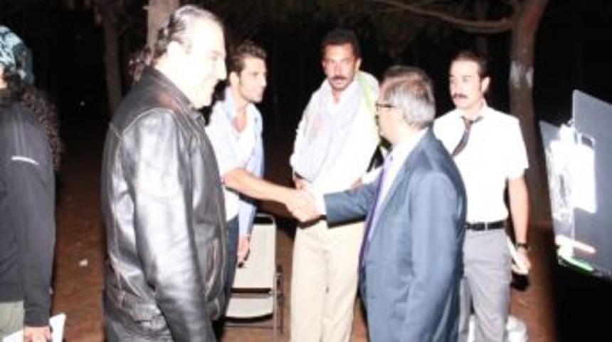 Başkan &Ouml;zacar Gelibolu'da &Ccedil;ekilen 'd&uuml;şman Kardeşler' Dizisinin Oyuncularını Ziyaret Etti
