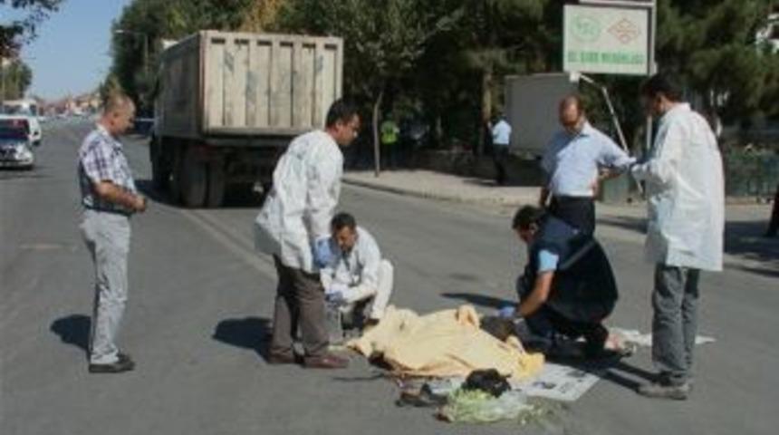 Kamyonun Altında Kalan Şahıs Hayatını Kaybetti