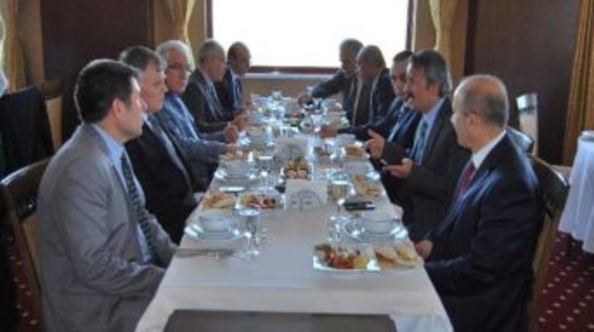 &Uuml;niversite - Sanayi İşbirliği Masaya Yatırıldı