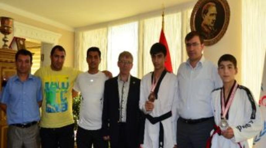 &Ccedil;intimar Başarılı Taekwondocuları Kutladı
