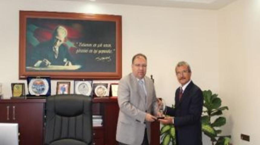 Başkan Şenden Kaymakam T&uuml;rk&ouml;z&rsquo;e Plaket