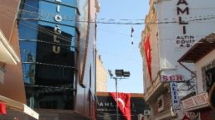 Kuyumcular Arastası Bayraklarla Donatıldı