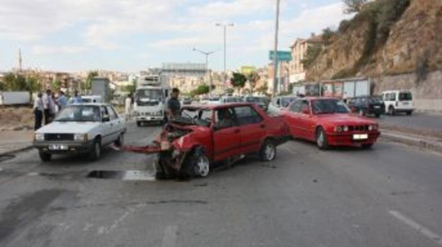 Başkent&rsquo;te Trafik Kazası: 3 Yaralı