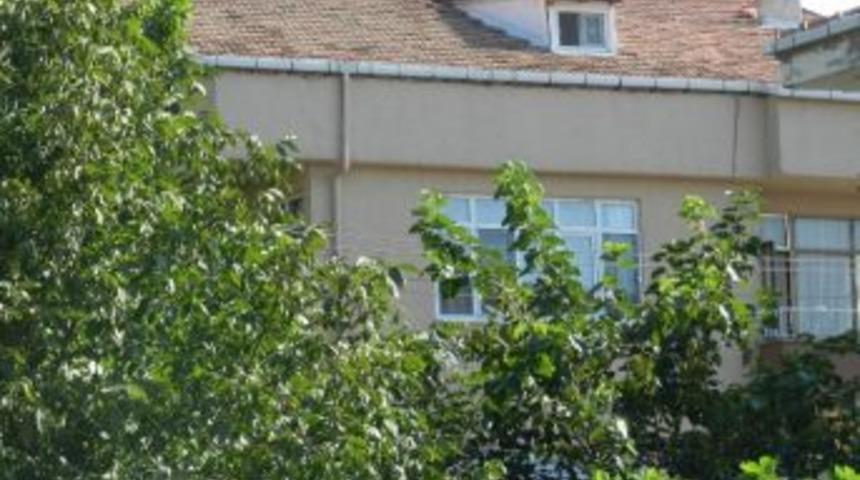 Kendini Ağaca Astı