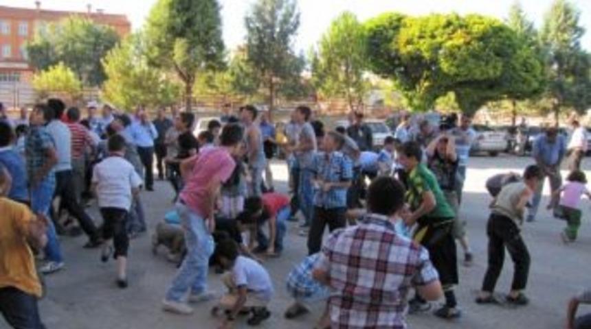 D&uuml;ğ&uuml;nlerde &Ccedil;ocukların Para Kapma Yarışı