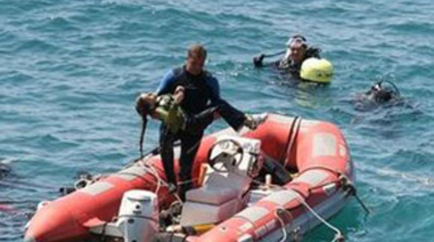 Kıyıya &ccedil;ıkıp teknenin batışını izlediler