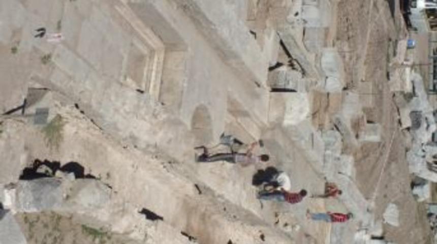 Antik Tiyatroda Soyluların Oturma Alanı Ortaya &Ccedil;ıktı