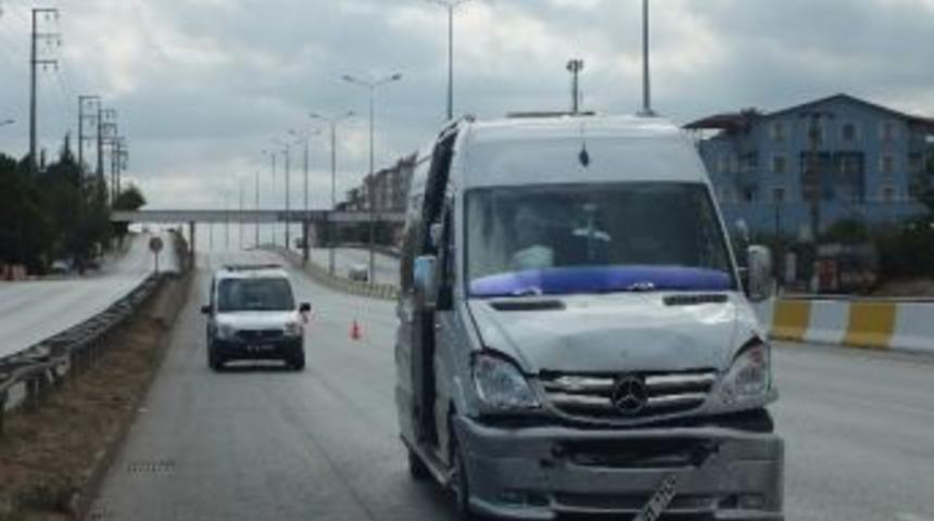 (&ouml;zel Haber) Kocaeli&rsquo;de Servis Minib&uuml;s&uuml; Polis Aracına &Ccedil;arptı: 3 Polis Yaralı
