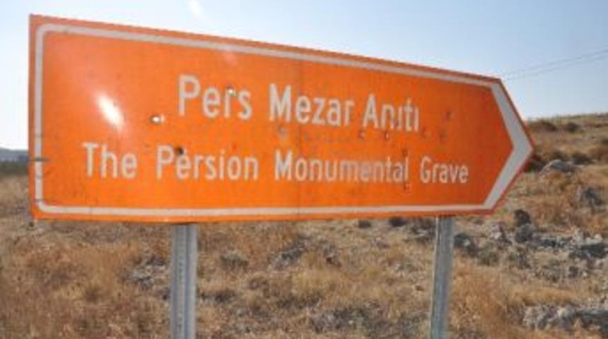 Fo&ccedil;a&rsquo;da 'pers' Tabelasına Kurşun Yağmuru