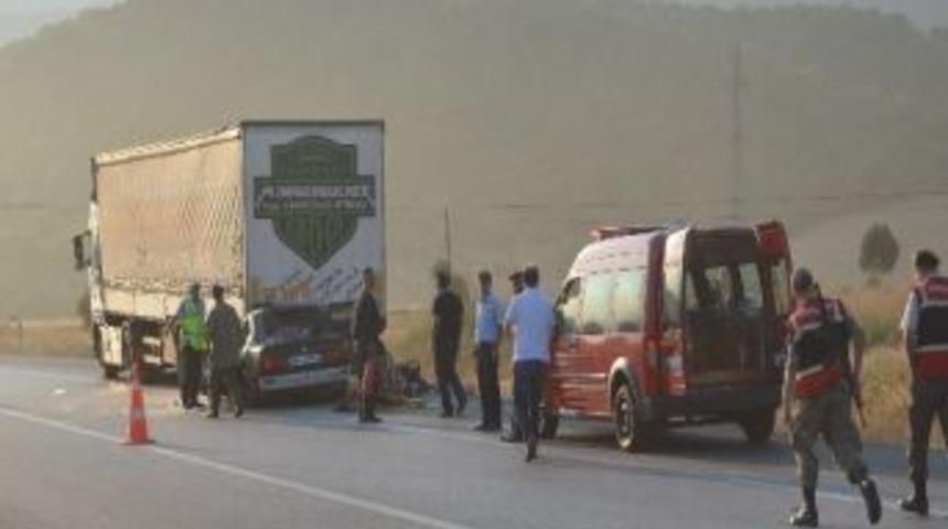 Otomobil Tır&rsquo;ın Altına Girdi: 2 &Ouml;l&uuml;, 2 Yaralı