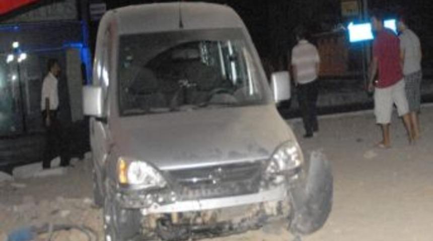 Kavşağı Farketmeyen S&uuml;r&uuml;c&uuml; Kaldırıma &Ccedil;ıktı