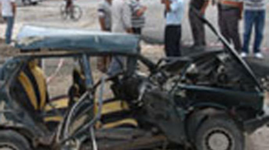 Kamyon otomobile &ccedil;arptı: 3 &ouml;l&uuml;