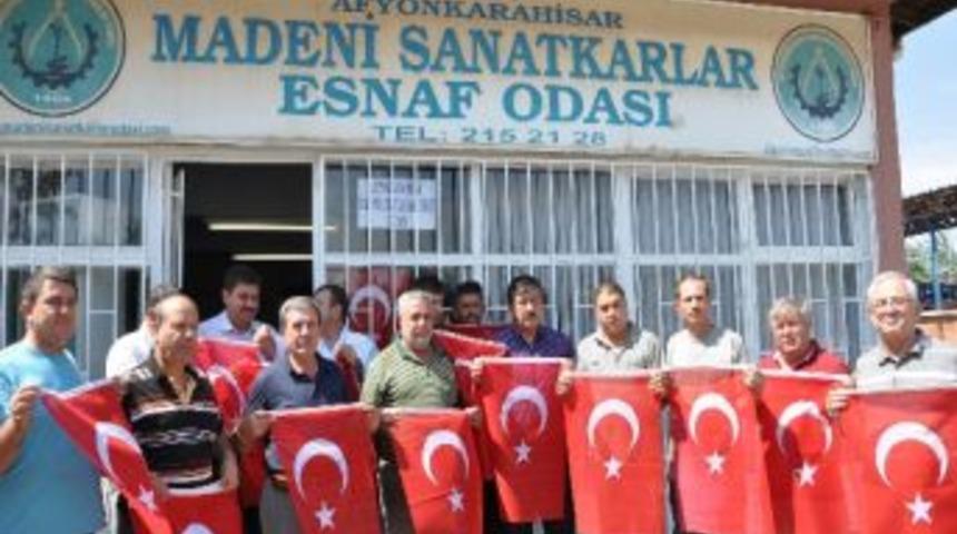 Madeni Sanatkarlar Odası&rsquo;ndan Esnafa Bayrak