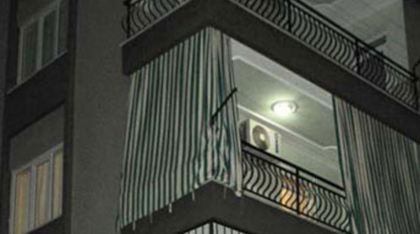 Balkonda kendini astı